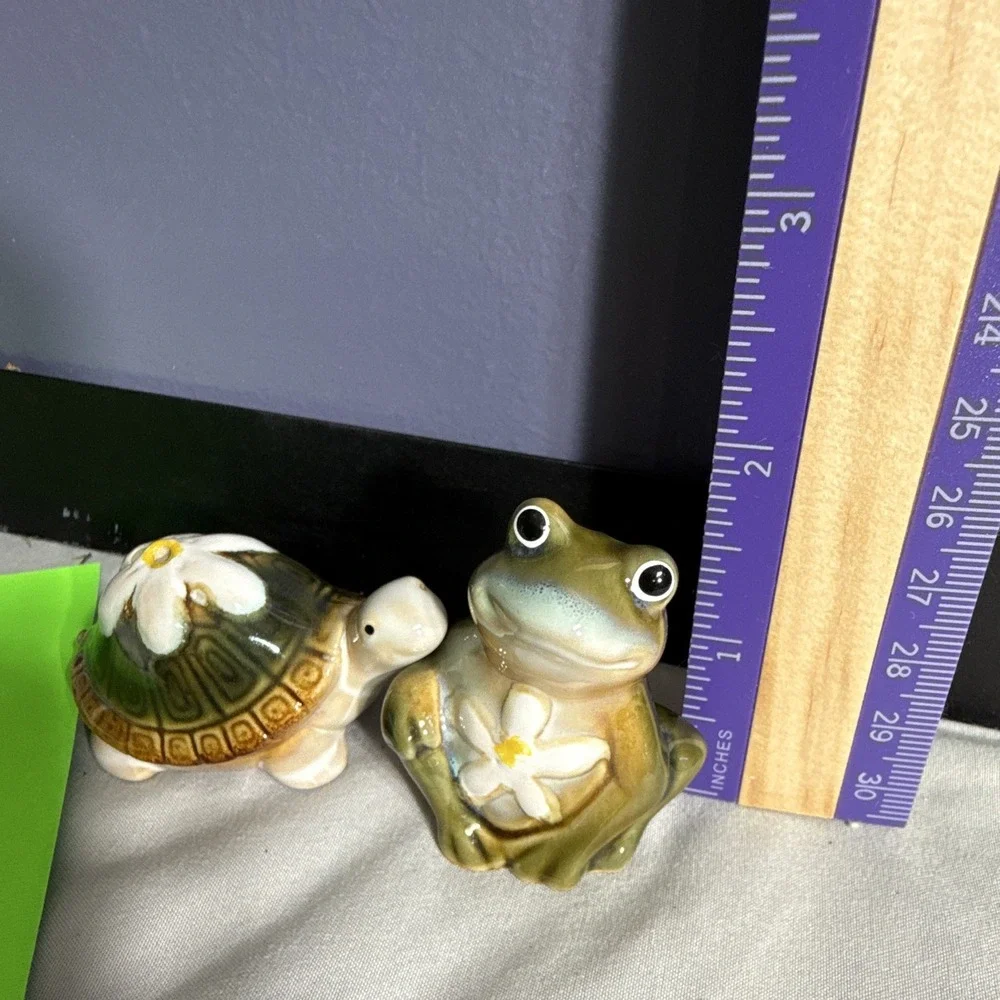 Vtg Ceramic Green Frog & Turtle Salt and Pepper Shakers Set White Daisy Flower